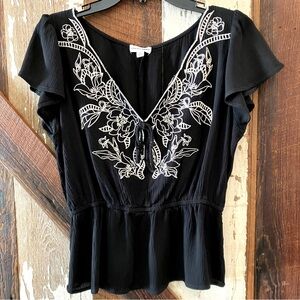 Juniors Black V-neck Top White Floral Embroidered Design Ruffle Sleeves & Peplum